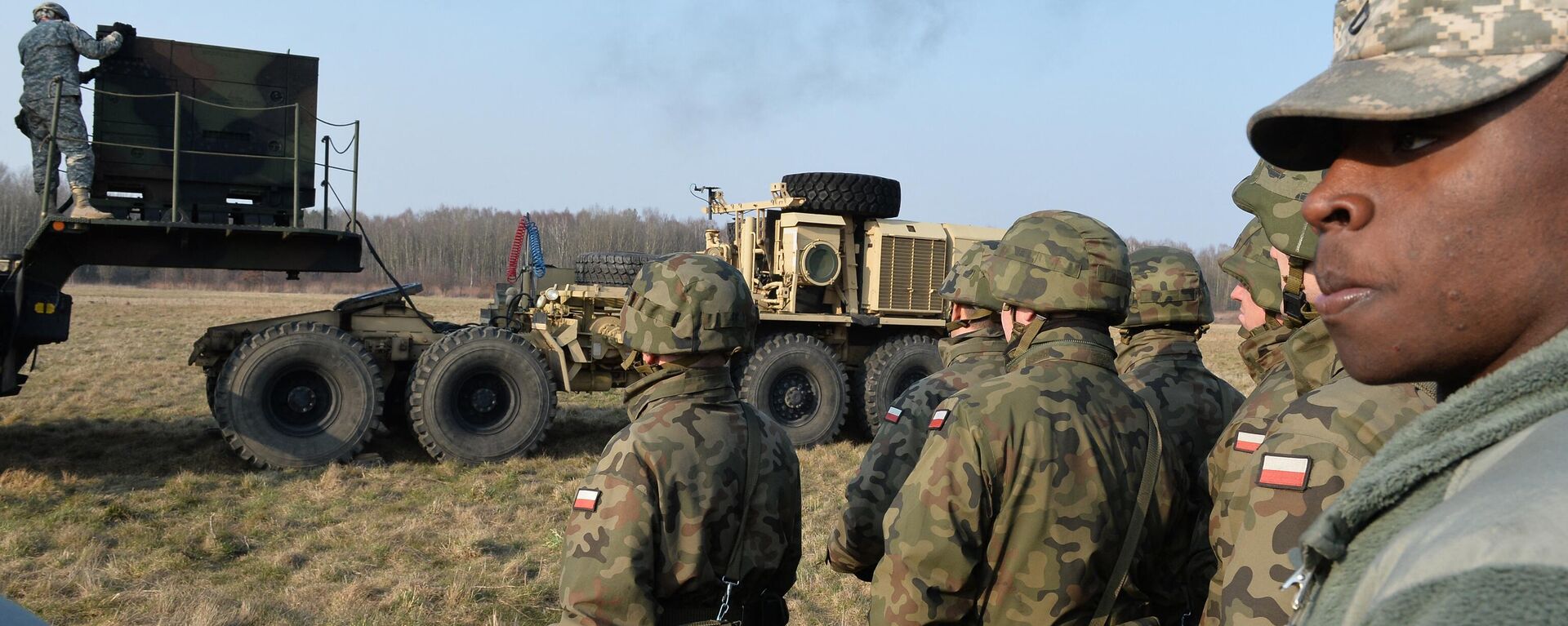 جنود بولنديون يشاهدون القوات الأمريكية أثناء نصب منظومة باتريوت في ميدان اختبار في سوشاشيف في بولندا بتاريخ 21 مارس 2015 - سبوتنيك عربي, 1920, 28.01.2024