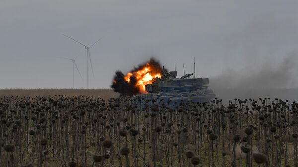 طاقم اللواء الهندسي يقوم بإزالة الألغام من المنطقة الواقعة في القطاع الجنوبي من منطقة العملية العسكرية الخاصة. - سبوتنيك عربي