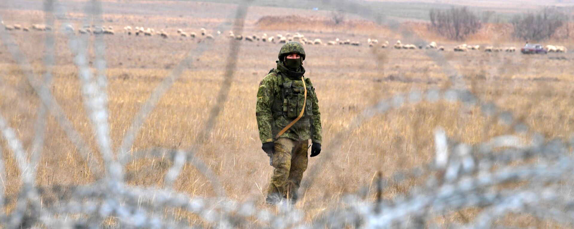 طاقم اللواء الهندسي يقوم بإزالة الألغام من المنطقة الواقعة في القطاع الجنوبي من منطقة العملية العسكرية الخاصة. - سبوتنيك عربي, 1920, 22.05.2025