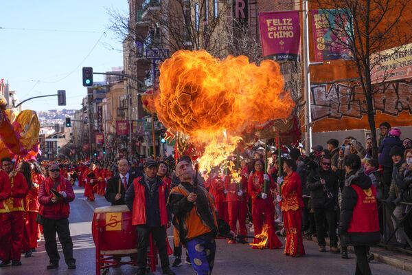 احتفالات بالعام القمري الجديد في منطقة أوسيرا في مدريد، إسبانيا، 22 يناير 2023. - سبوتنيك عربي