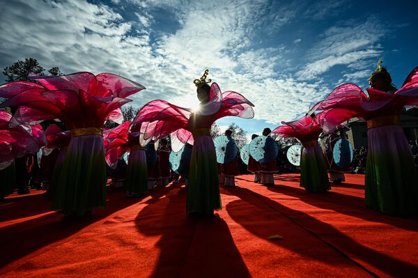 فنانون يشاركون في استعراض للاحتفال بالسنة القمرية الصينية الجديدة للأرنب، في وسط ميلانو، إيطاليا،  22 يناير 2023. - سبوتنيك عربي