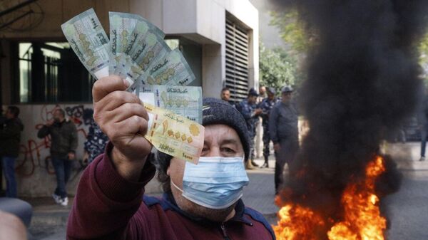 متظاهرون يشعلون الإطارات أمام المدخل الرئيسي لمصرف لبنان ويرشقونه بالحجارة، احتجاجًا على التدهور الكبير لليرة اللبنانية أمام الدولار - سبوتنيك عربي