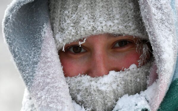 فتاة تتنزه في الغابة على ضفاف نهر ينيسي عند درجة حرارة هواء -33 درجة مئوية بالقرب من كراسنويارسك الروسية. - سبوتنيك عربي
