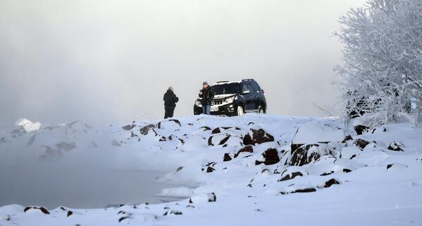 تم تصوير الرجال على ضفاف نهر ينيسي عند درجة حرارة هواء تصل إلى -33 درجة مئوية بالقرب من كراسنويارسك الروسية. - سبوتنيك عربي