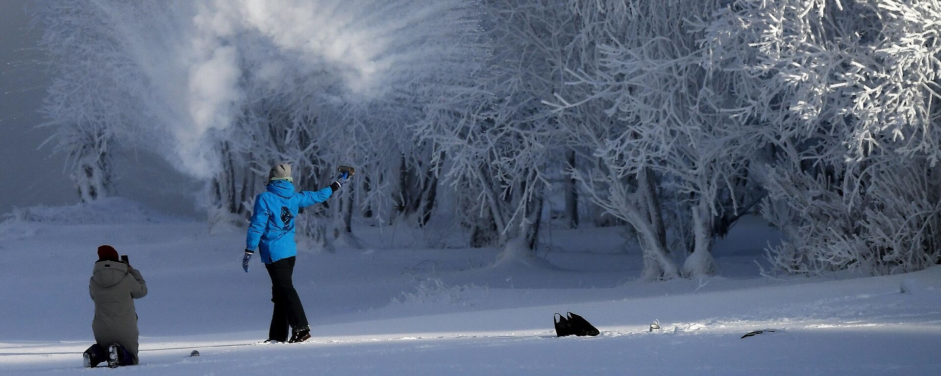 ألعاب نارية جليدية، حيث يتم رش الماء الساخن في الهواء، الذي يتجمد أثناء الطيران بسبب الصقيع، في غابة على ضفاف نهر ينيسي عند درجة حرارة هواء -33 درجة مئوية بالقرب من كراسنويارسك الروسية. - سبوتنيك عربي, 1920, 03.02.2023