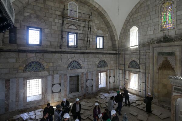 مهندسون معماريون يزورون أحد مباني مجمع مسجد التكية السليمانية، في العاصمة السورية دمشق، في 25  يناير/كانون الثاني 2023، خلال مشروع ترميم بدأته سلطات البلاد. - سبوتنيك عربي
