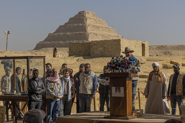 يعقد عالم الآثار ووزير الآثار المصري السابق زاهي حواس مؤتمرا صحفيا في مقبرة سقارة، حيث تم اكتشاف مومياء مغطاة بالذهب وأربعة مقابر بما في ذلك حارس سري لملك قديم، جنوب القاهرة، مصر 26 يناير 2023 - سبوتنيك عربي