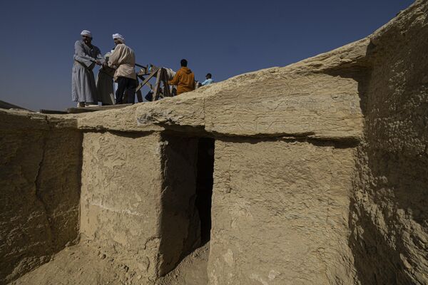 عمال مصريون يحضرون مؤتمرًا صحفيًا في موقع سقارة الأثري، حيث تم اكتشاف مومياء مغطاة بالذهب وأربعة مقابر بما في ذلك حارس سري لملك قديم، جنوب القاهرة، مصر 26 يناير 2023. - سبوتنيك عربي