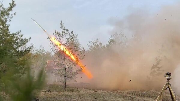 طاقم قاذفة الصواريخ المتعددة غراد التابع للقوات المسلحة الروسية في منطقة العملية العسكرية الخاصة - سبوتنيك عربي
