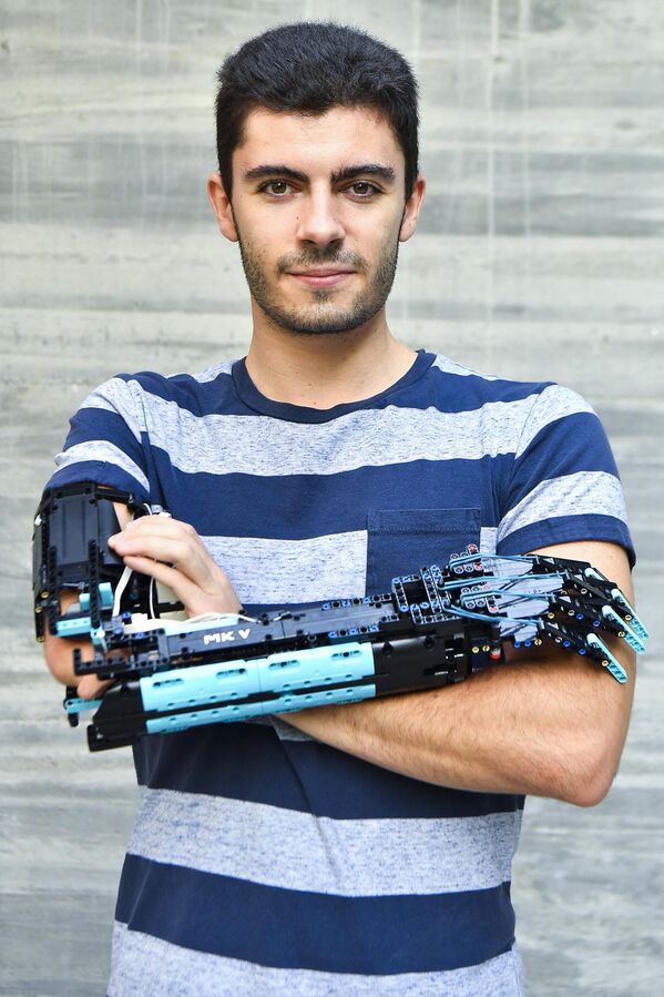 حامل الرقم القياسي لموسوعة غينيس لعام 2017 والفائز بجائزة ليغو ماسترز فرنسا لعام 2020، ديفيد أغيلار، طالب جامعي أندورا، 22 عامًا، متأثرًا بمتلازمة بولندا، يقف بذراعه الاصطناعية المصنوعة من قطع الليغو، في سانت كوجات ديل فاليس، بالقرب من برشلونة في 9 سبتمبر 2021. - سبوتنيك عربي