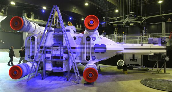 يعمل الفنيون على مجسم للمركبة الفضائية  ليغو ستار وورز إكس-وينغ (Lego Star Wars X-Wing) في 12 مارس 2014 في حديقة  ليغولاند الترفيهية بالقرب من غوينزبرغ، جنوب ألمانيا. المجسم مصنوع من خمسة ملايين قطعة من الليغو، يبلغ طول جناحيه 13 متراً ويعتبر أكبر نموذج ليغو في العالم. - سبوتنيك عربي