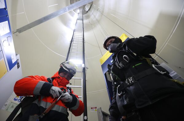 موظفون داخل إحدى توربينات الرياح في محطة توليد الكهرباء من الرياح في كولسكايا في منطقة مورمانسك شمالي روسيا - سبوتنيك عربي