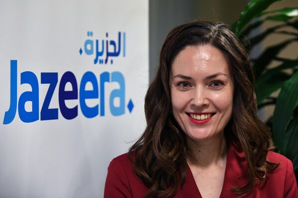 موظفة في شركة الطيران الجزيرة في مطار دوموديدوفو الدولي (الذي يحمل اسم إم في لومونوسوف)، روسيا 2 فبراير 2023 - سبوتنيك عربي