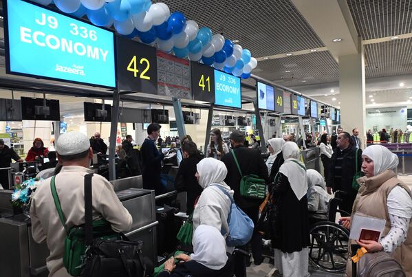 الركاب يقفون في طابور عند مكاتب تسجيل الوصول التابعة لشركة الطيران الجزيرة في مطار دوموديدوفو الدولي (الذي يحمل اسم إم في لومونوسوف). - سبوتنيك عربي