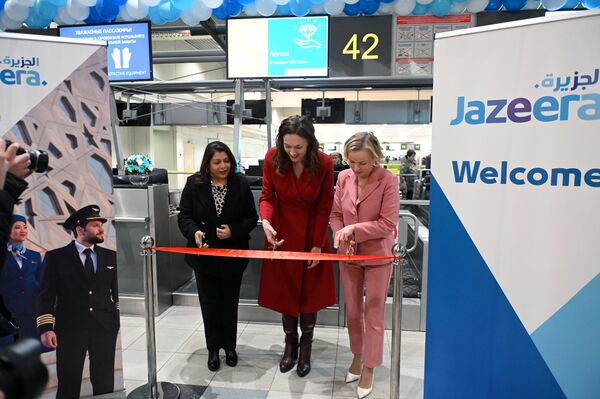 موظفات من شركة الطيران الجزيرة يقمن بقص الشريط الأحمر بمناسبة إطلاق رحلات جديدة في مطار دوموديدوفو الدولي (الذي يحمل اسم إم في. لومونوسوف)، روسيا 2 فبراير 2023. - سبوتنيك عربي