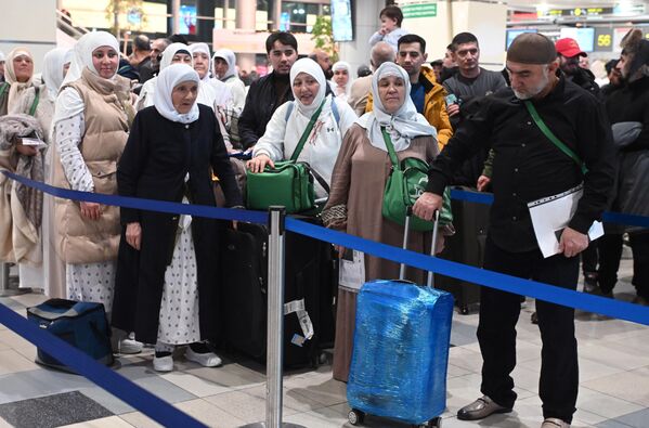 ركاب يقفون في طابور عند مكتب تسجيل الركاب التابع لشركة الطيران الجزيرة في مطار دوموديدوفو الدولي (الذي يحمل اسم إم في لومونوسوف)، روسيا 2 فبراير 2023 - سبوتنيك عربي