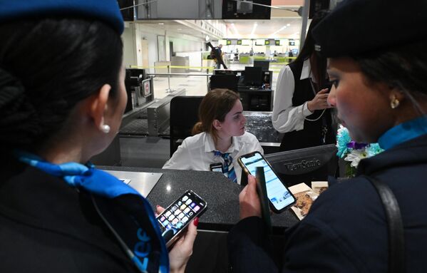 موظفات شركة الطيران الجزيرة عند مكتب إنهاء إجراءات سفر الركاب بمطار دوموديدوفو الدولي، روسيا 2 فبراير 2023 - سبوتنيك عربي