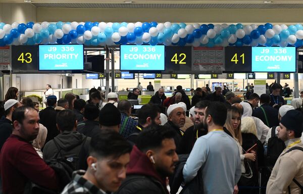 الركاب يقفون في طابور عند مكاتب تسجيل الوصول التابعة لشركة الطيران الجزيرة في مطار دوموديدوفو الدولي (الذي يحمل اسم إم في لومونوسوف)، روسيا 2 فبراير 2023. - سبوتنيك عربي