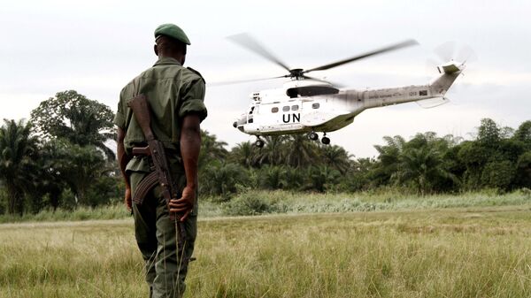 صورة أرشيفية.. جندي من جيش الكونغو يراقب طائرة هليكوبتر تابعة لبعثة منظمة الأمم المتحدة لتحقيق الاستقرار في جمهورية الكونغو الديمقراطية - سبوتنيك عربي