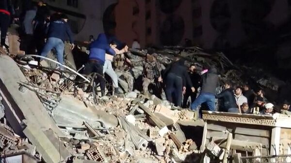 مقتل أكثر من 15 شخصا جراء الزلزال وانهيار ما يزيد عن 150 مبنى في تركيا، الاثنين، 6 فبراير 2023 - سبوتنيك عربي