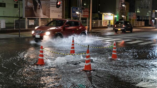 غمرت المياه المتدفقة من فتحة مجاري المياه في أويتا في وقت مبكر من يوم 22 يناير 2022، بعد زلزال بقوة 6.4 درجة ضرب قبالة ساحل المحيط الهادئ في جنوب غرب اليابان. - سبوتنيك عربي