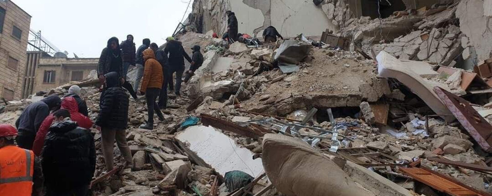 إزالة الأنقاض والبحث عن ضحايا الزلزال في حلب - سبوتنيك عربي, 1920, 07.02.2023