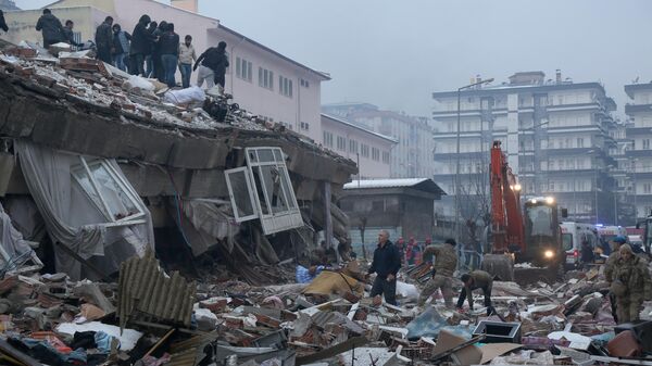 طواقم الإنقاذ التركية تبحث عن ضحايا زلزال قوي ضرب ديار بكر  فجر اليوم، تركيا - سبوتنيك عربي