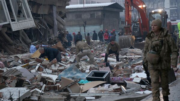 طواقم الإنقاذ التركية تبحث عن ضحايا زلزال قوي ضرب ديار بكر  فجر اليوم، تركيا - سبوتنيك عربي