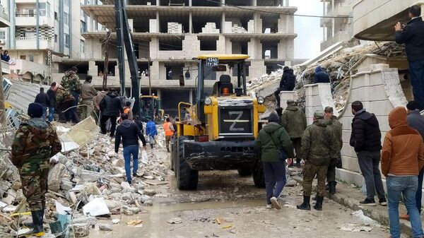الجيش الروسي يشارك بعمليات رفع الأنقاض وإنقاذ ضحايا الزلزال في مدينة جبلة السورية - سبوتنيك عربي