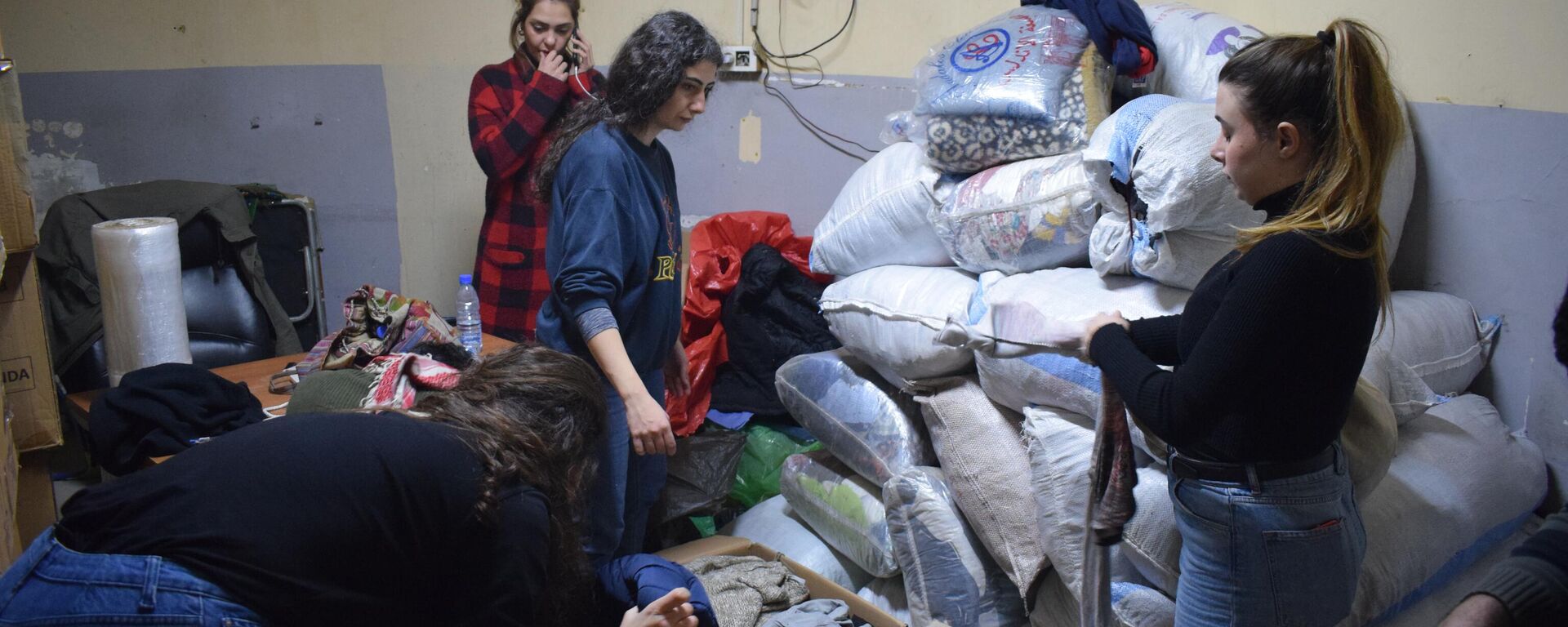 مبادرات فردية في لبنان لإرسال مساعدات إنسانية إلى سوريا - سبوتنيك عربي, 1920, 13.02.2023