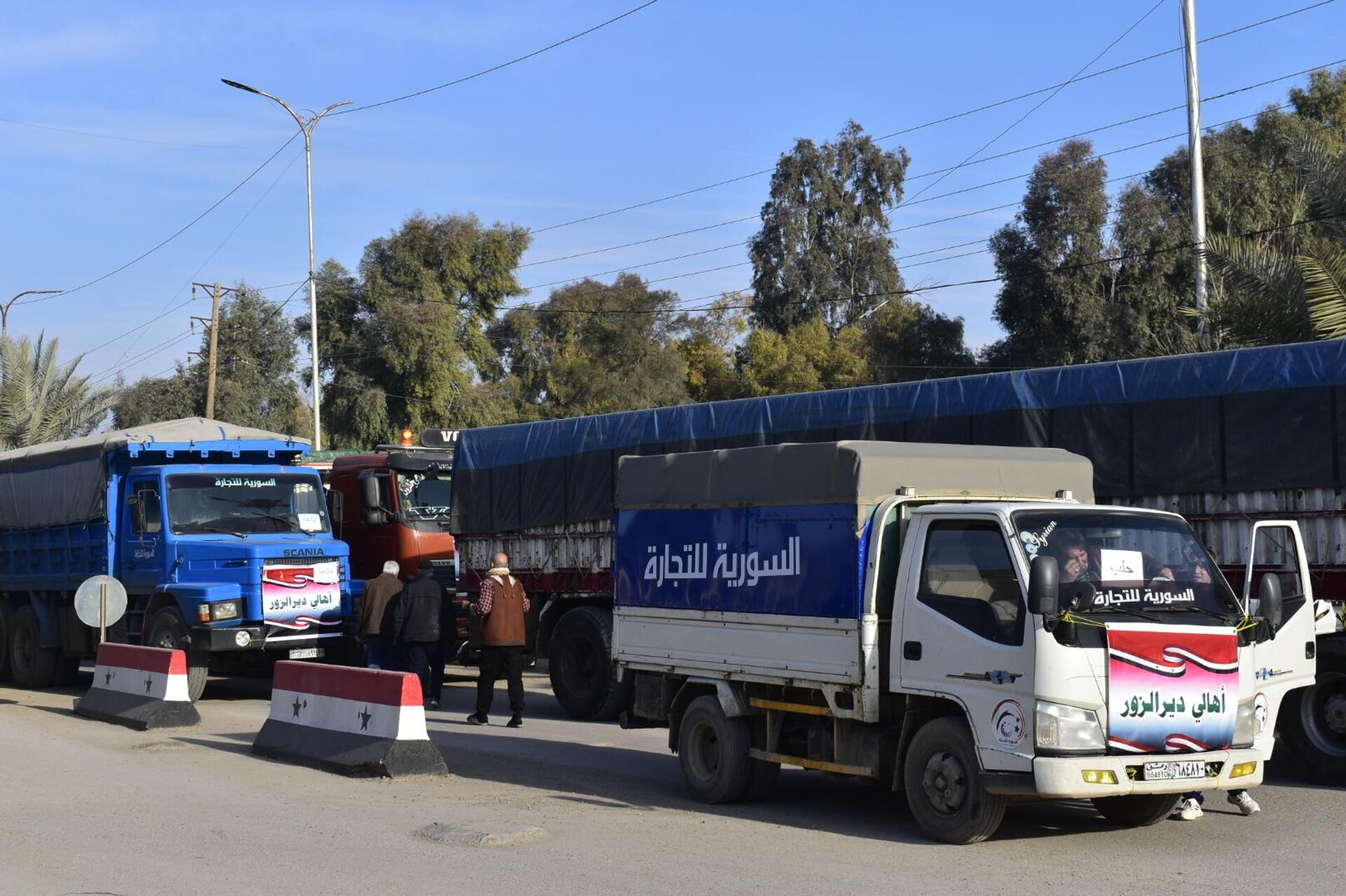 المحاصرون يغيثون المنكوبين!.. قافلة مساعدات من أهالي دير الزور الى المحافظات السورية - سبوتنيك عربي, 1920, 10.02.2023