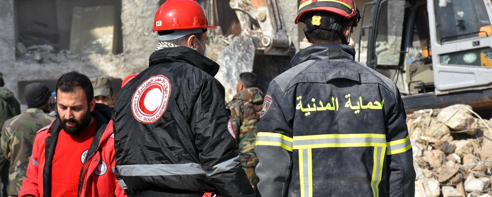 سبوتنيك تواكب محاولات فرق الإنقاذ الجزائرية لانتشال 14 جثة من تحت أنقاض أحد الأبنية حي المشارقة بمدينة حلب - سبوتنيك عربي, 1920, 13.02.2023