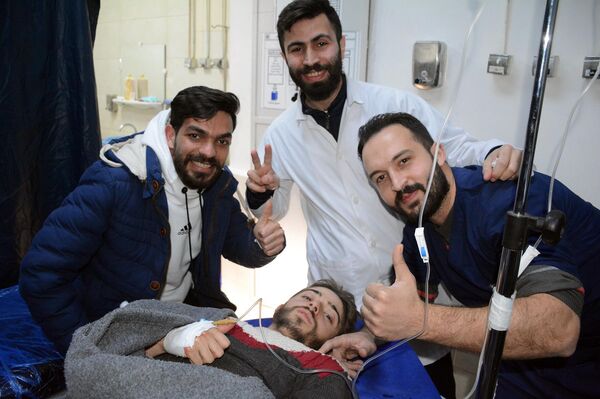 فريق إنقاذ لبناني ينتشل شابا وأمه أحياء في جبلة السورية بعد 5 أيام تحت الأنقاض - سبوتنيك عربي