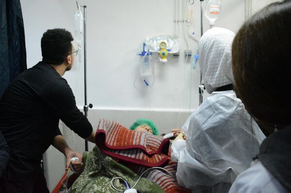 فريق إنقاذ لبناني ينتشل شابا وأمه أحياء في جبلة السورية بعد 5 أيام تحت الأنقاض - سبوتنيك عربي
