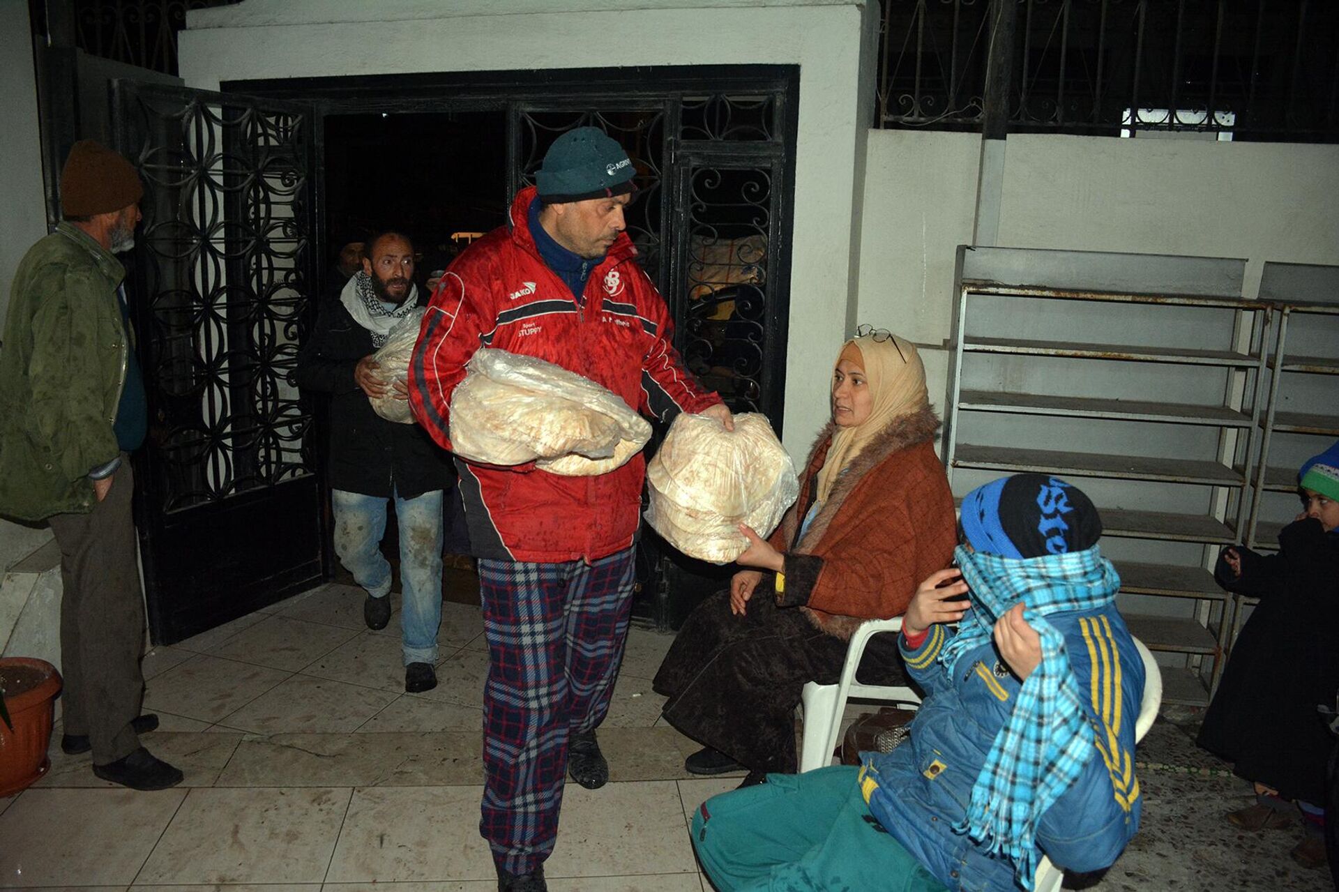 ناجون يروون لـسبوتنيك اللحظات الألوى لوقوع الزلزال في اللاذقية السورية ناجون يروون لـسبوتنيك اللحظات الألوى لوقوع الزلزال في اللاذقية السورية - سبوتنيك عربي, 1920, 11.02.2023