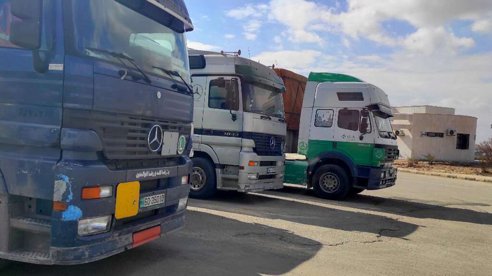 الأردن يرسل قافلة مساعدات إلى سوريا تضم 16 شاحنة.. صور