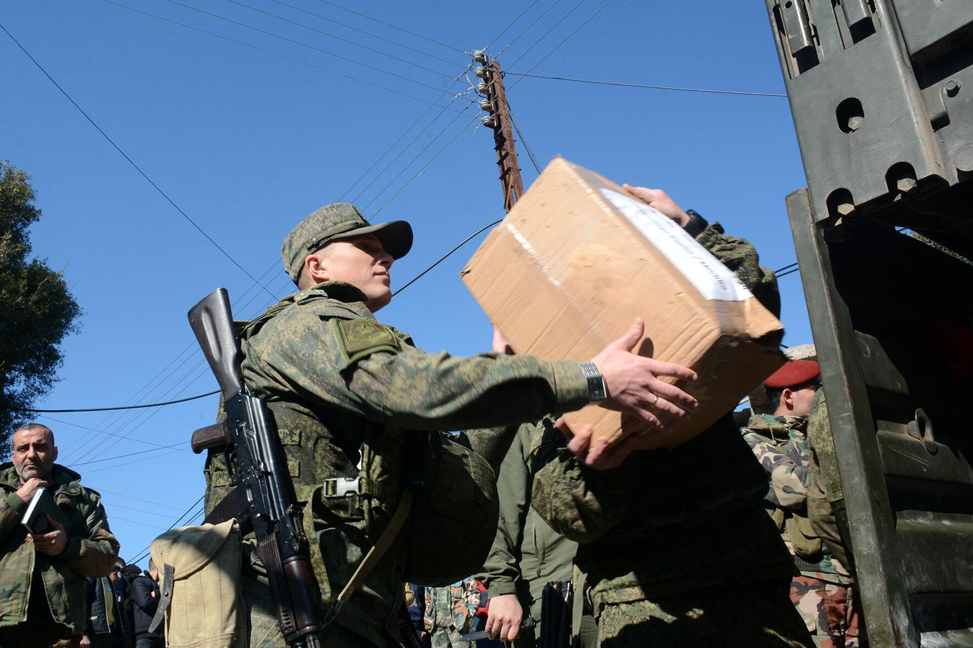 (جيش الشباب الروسي) يوزع مساعدات إغاثية على متضرري الزلزال بريف اللاذقية - سبوتنيك عربي, 1920, 17.02.2023