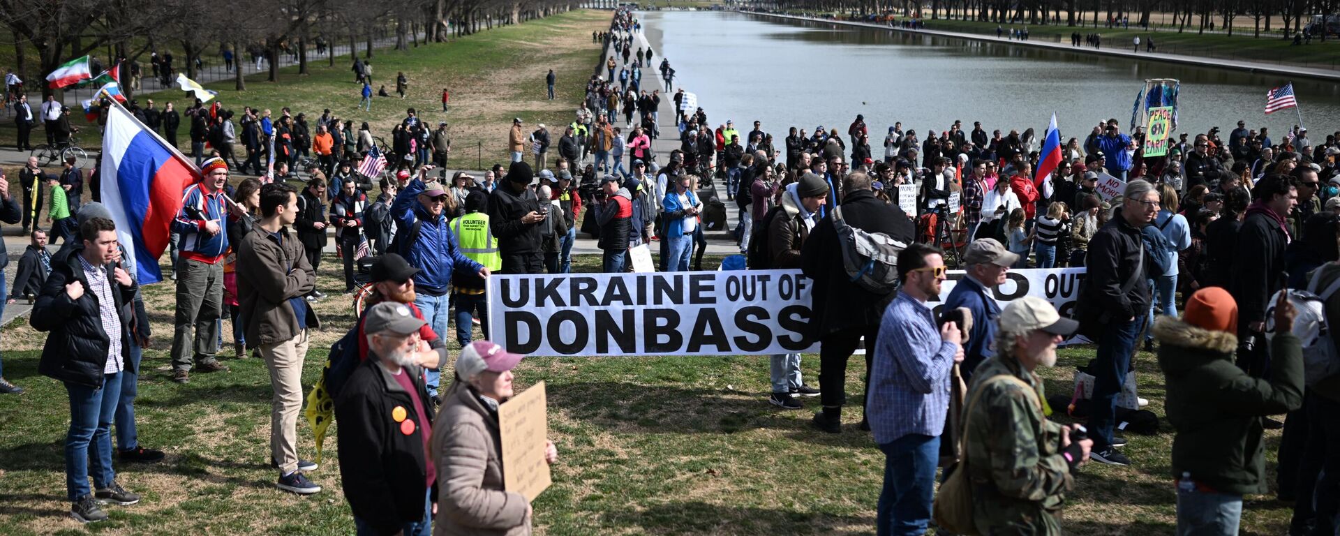 احتجاجات في واشنطن على إمدادات السلاح لأوكرانيا بعنوان ارفعوا أيديكم عن الصين وروسيا - سبوتنيك عربي, 1920, 05.07.2023