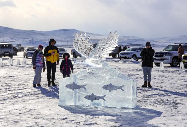 منحوتات جليدية في مهرجان الجليد على جزيرة أولخون في بحيرة بايكل في منطقة إيركوتسك الروسية. - سبوتنيك عربي