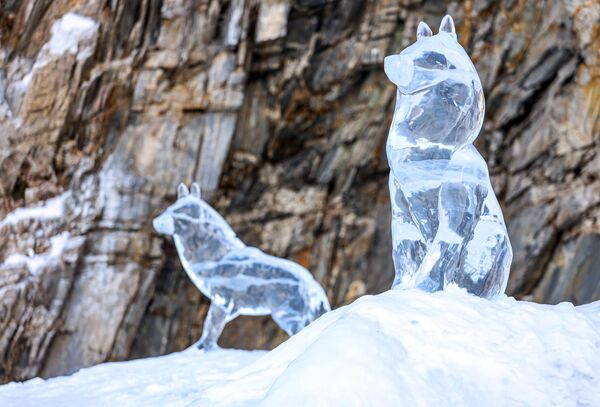 منحوتات جليدية في مهرجان الجليد على جزيرة أولخون في بحيرة بايكل في منطقة إيركوتسك الروسية. - سبوتنيك عربي