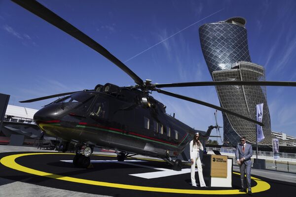 مندوبو المبيعات الروس يقفون بجانب طائرة هليكوبتر من صنع شركة طائرات الهليكوبتر الروسية (Russian Helicopters) في معرض ومؤتمر الدفاع الدولي آيدكس 2023 في أبو ظبي، الإمارات العربية المتحدة، يوم 20 فبراير 2023. - سبوتنيك عربي