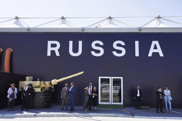 مندوبو المبيعات الروس يقفون بجانب خيمة لمصنعي الأسلحة الروس في معرض ومؤتمر الدفاع الدولي آيدكس 2023 في أبو ظبي، الإمارات العربية المتحدة، يوم 20 فبراير 2023. - سبوتنيك عربي