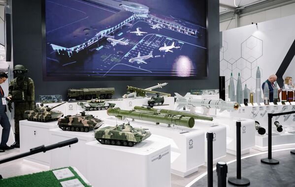نماذج من المعدات والذخائر العسكرية في المعرض الدولي للأسلحة آيدكس 2023 في أبو ظبي، الإمارات العربية المتحدة 20 فبراير 2023 - سبوتنيك عربي