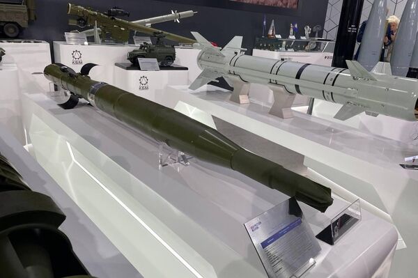 بعض الأسلحة المعروضة في الجناح الروسي في آيدكس 2023 في أبوظبي
 - سبوتنيك عربي