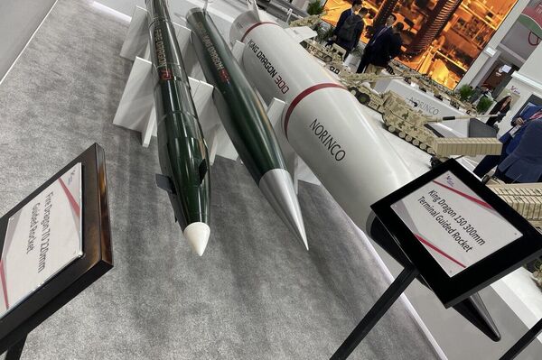 بعض الأسلحة المعروضة في الجناح الصيني في آيدكس 2023 في أبوظبي
 - سبوتنيك عربي