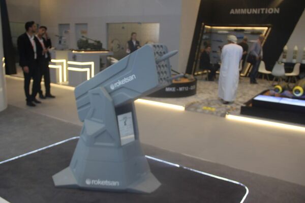بعض الأسلحة المعروضة في الجناح التركي في آيدكس 2023 في أبوظبي - سبوتنيك عربي