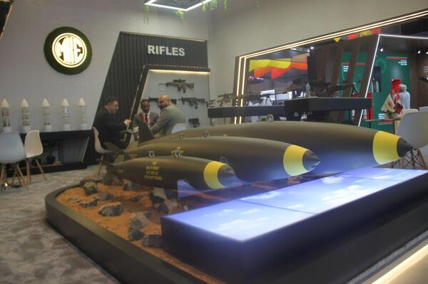 بعض الأسلحة المعروضة في الجناح التركي في آيدكس 2023 في أبوظبي - سبوتنيك عربي