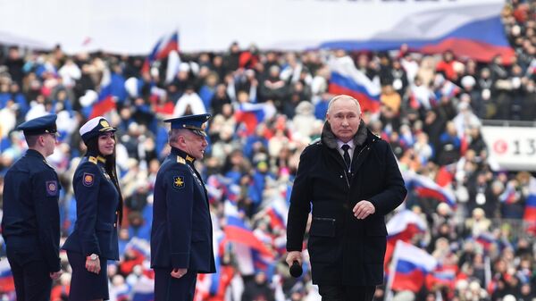 الرئيس الروسي فلاديمير بوتين خلال مشاركته بالاحتفال بمناسبة يوم حماة الوطن المقام في ملعب لوجنيكي بتاريخ 22 فبراير 2023 - سبوتنيك عربي