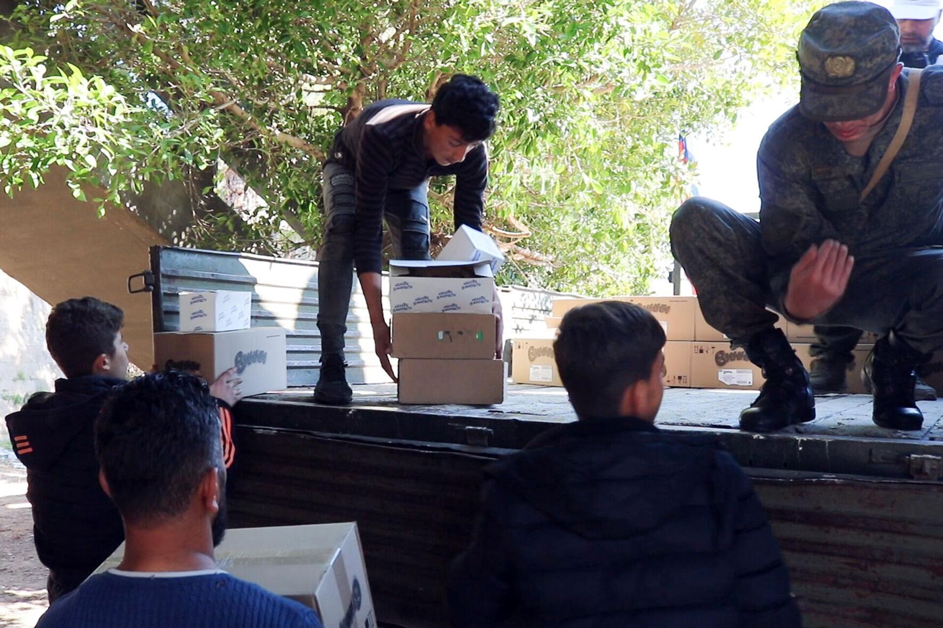 مساعدات إغاثية شيشانية لمتضرري الزلزال في مراكز إيواء باللاذقية - سبوتنيك عربي, 1920, 22.02.2023