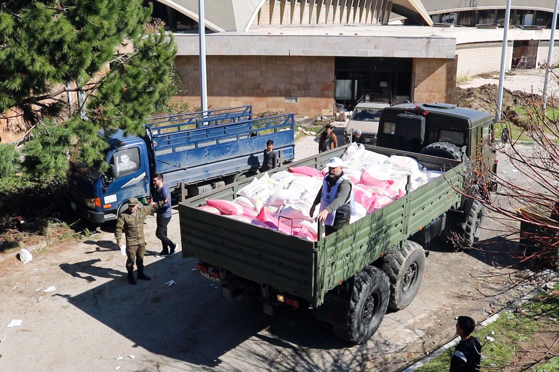 مساعدات إغاثية شيشانية لمتضرري الزلزال في مراكز إيواء باللاذقية - سبوتنيك عربي, 1920, 22.02.2023